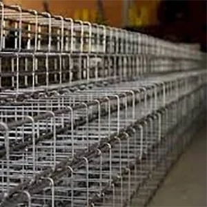 imagem de colunas prontas, enfileiradas no galpão